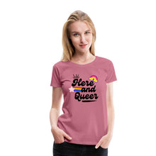Charger l&#39;image dans la galerie, T-shirt Here and Queer - mauve
