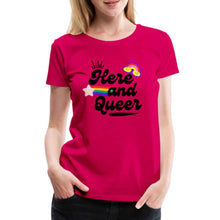 Charger l&#39;image dans la galerie, T-shirt Here and Queer - dark pink
